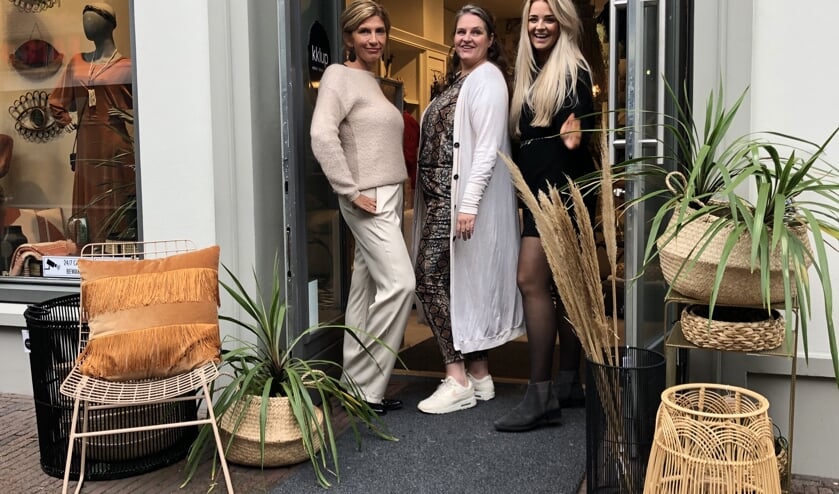 Het team van kklup bij de entree van de winkel. Foto: PR