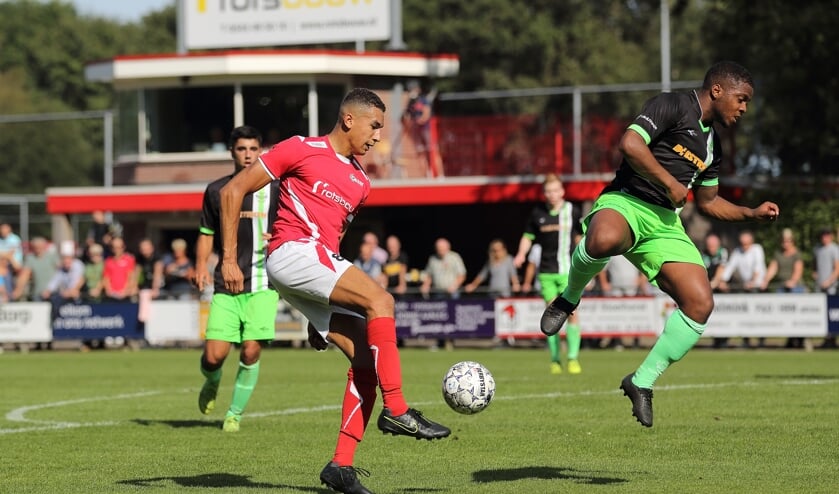 Doelpuntenmaker Fabian Mensah in actie tegen Spijkenisse. Foto: Cor Hinkamp fotografie