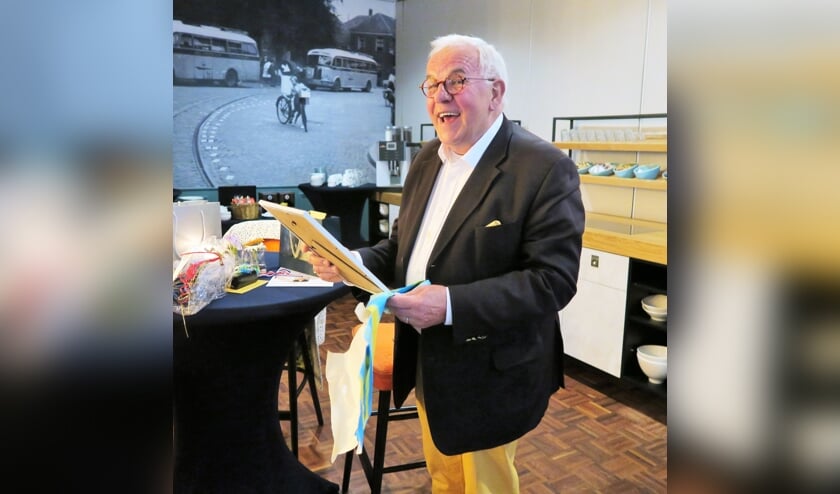 Henk Nijhoff bewondert zijn zojuist ontvangen afscheidscadeaus. Foto: Theo Huijskes