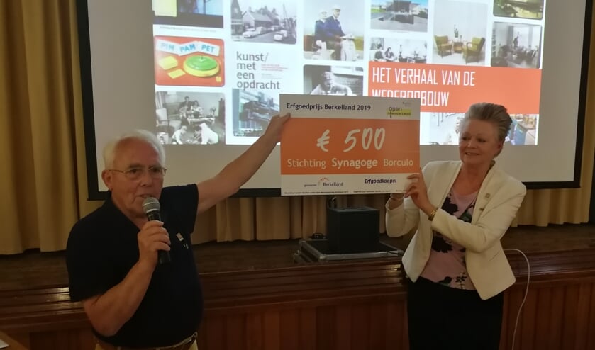 Wim Winkeldermaat maakt bekend dat de Erfgoedprijs van 500 euro gaat naar de stichting Synagoge Borculo. Foto: Rob Weeber
