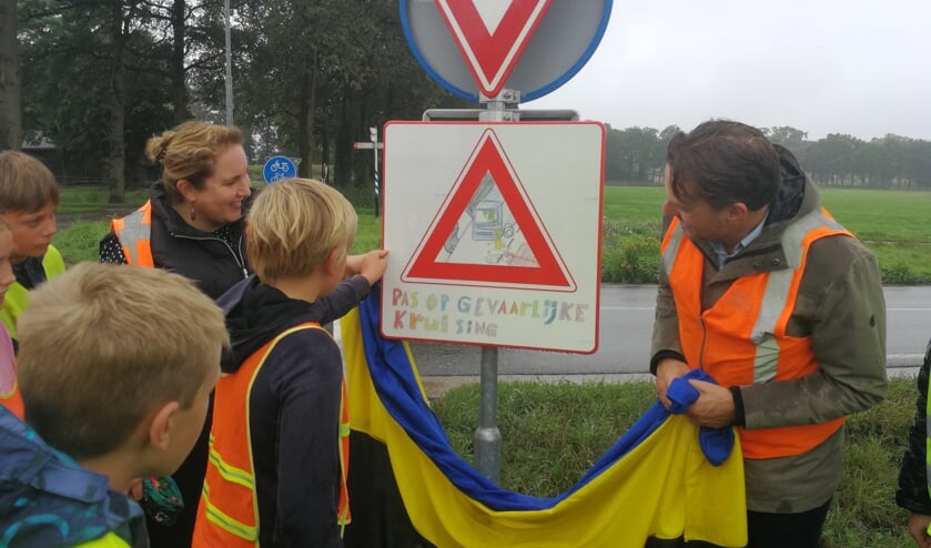 De onthulling van het nieuwe verkeersbord door de leerlingen. Foto: Rob Weeber