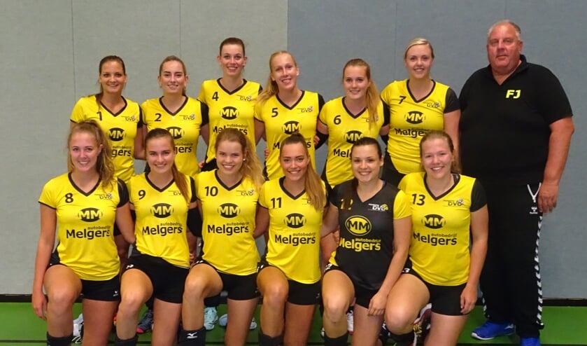 De selectie van DVO DS1 in 2019/2020: staand Esmee Regelink, Floor Melgers, Maika Hiddink, Mieke Denkers, Tamara Smeitink, Nina Hermans, trainer Frans Jordens. Voor: Harmke Schennink, Sterre Smeitink, Hilde Horstink, Marie-Christine Lankhorst, Dewi Regelink, Marlijn Schennink. Foto: Willy Hermans