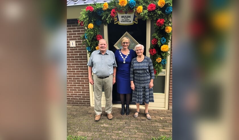 Burgemeester Marianne Besselink bezoekt het bruidspaar Ben en Antoinet Masselink. Foto: PR