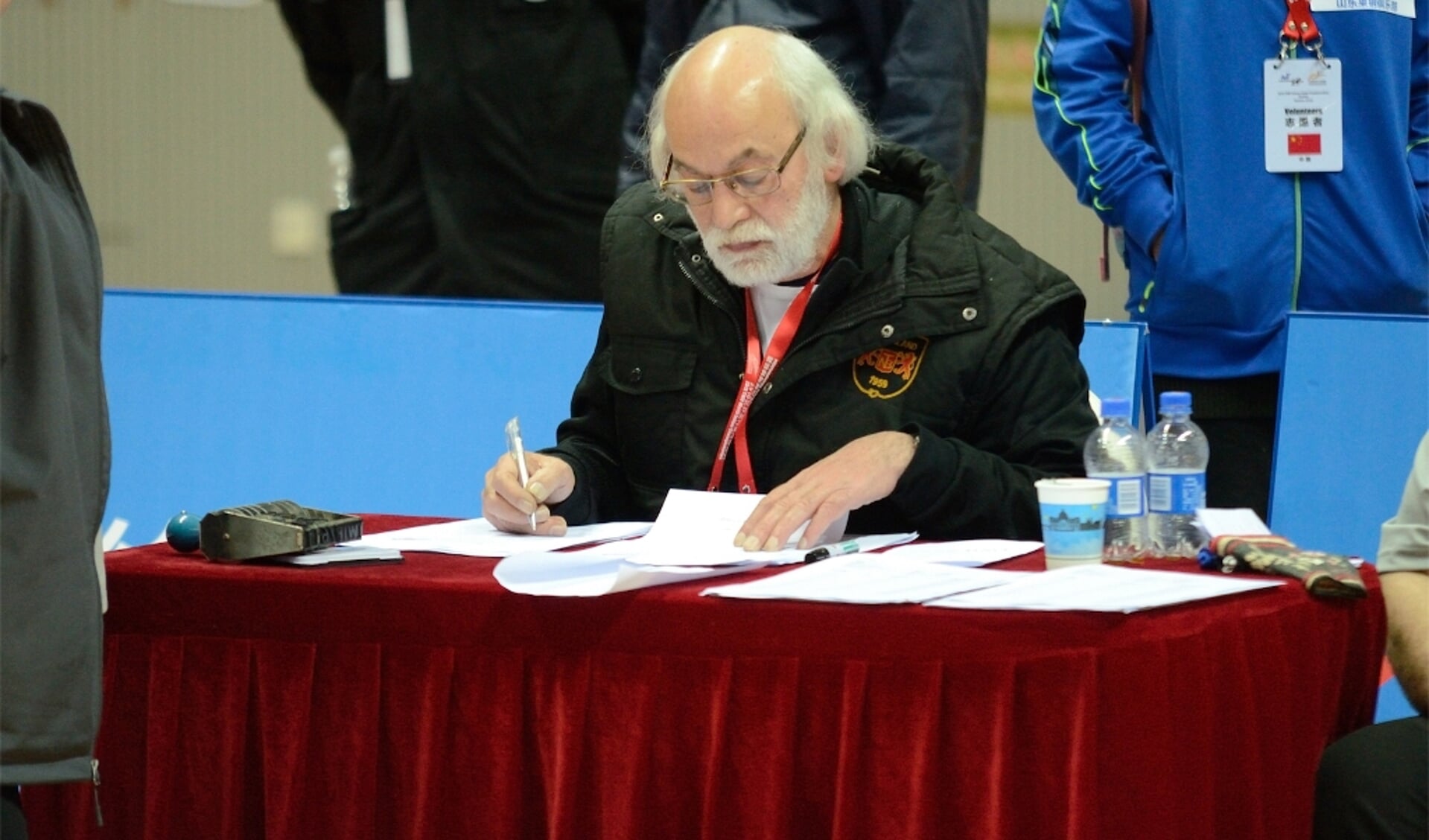 Harrie Hermanns tijdens zijn stage als wedstrijdleider op het WK Indoor in China. Foto: PR. 