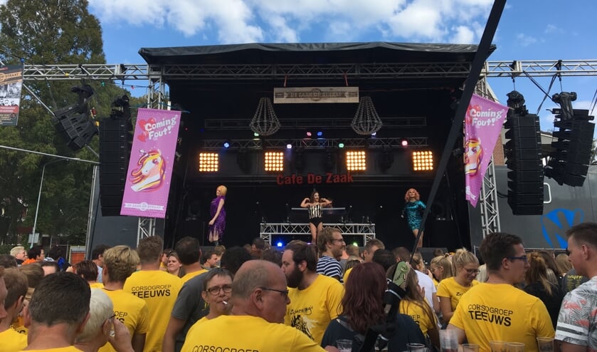 Op het podium van De Zaak op Straat treden kleurrijke drag queens op. Foto: René Eikelkamp