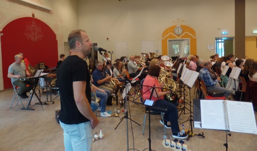 Rik Kamperman zingt samen met het orkest van Sophia's Lust onder meer 'Zij gelooft in mij' van André Hazes. Foto: Jan Hendriksen.