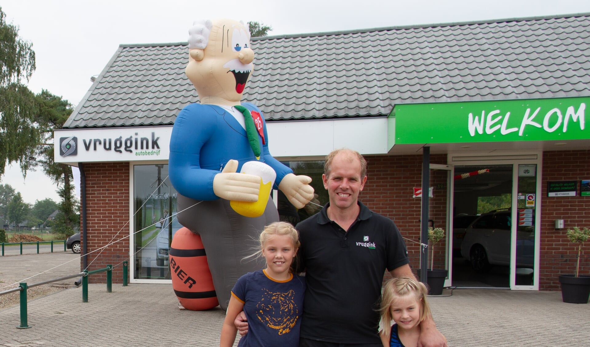Dennis Steenbergen Buunk met zijn dochters Linn (l.) en Yfke. Foto: Liesbeth Spaansen