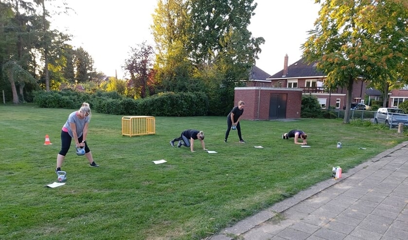 Deelnemers in actie tijdens eerste bootcamptraining bij Penta Winterswijk. Foto: PR Penta Winterswijk