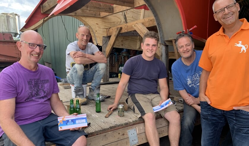 Peter Lankveld (links) met de waardebonnen die hij van Peter ten Berge (rechts) van Oranjevereniging Ruurlo ontving. Foto: PR