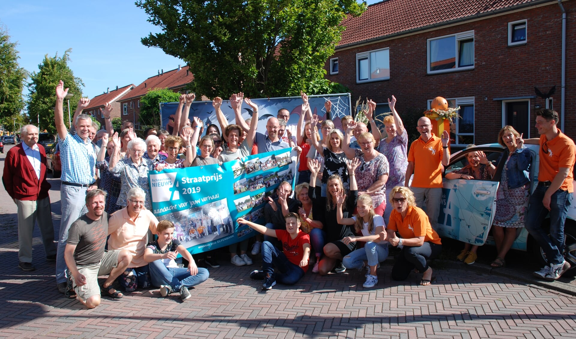 De bewoners van de Beatrixlaan werden zaterdag gefeliciteerd door Oranjevereniging Ruurlo en directeur Gerhard Weevers van Achterhoek Nieuws BV. Foto: Leendert Koertse.