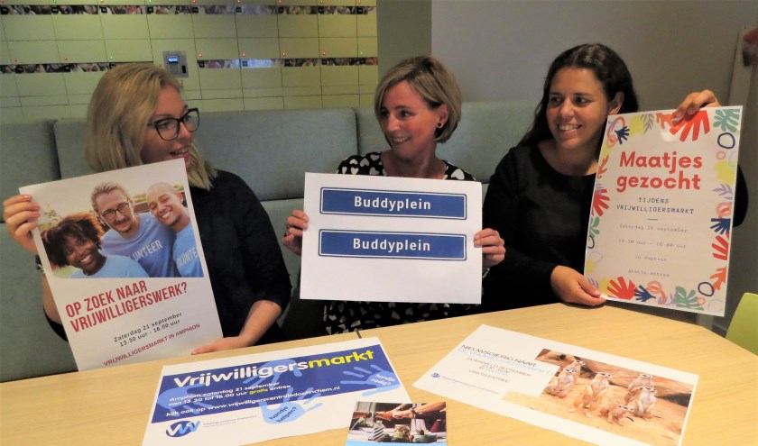 De vrijwilligersmarkt is volgens Saskia Dolleman (links), Erna Lueb en Houkelien Maatman, ook dit jaar weer een feestje van ontmoeting. Foto: Josée Gruwel