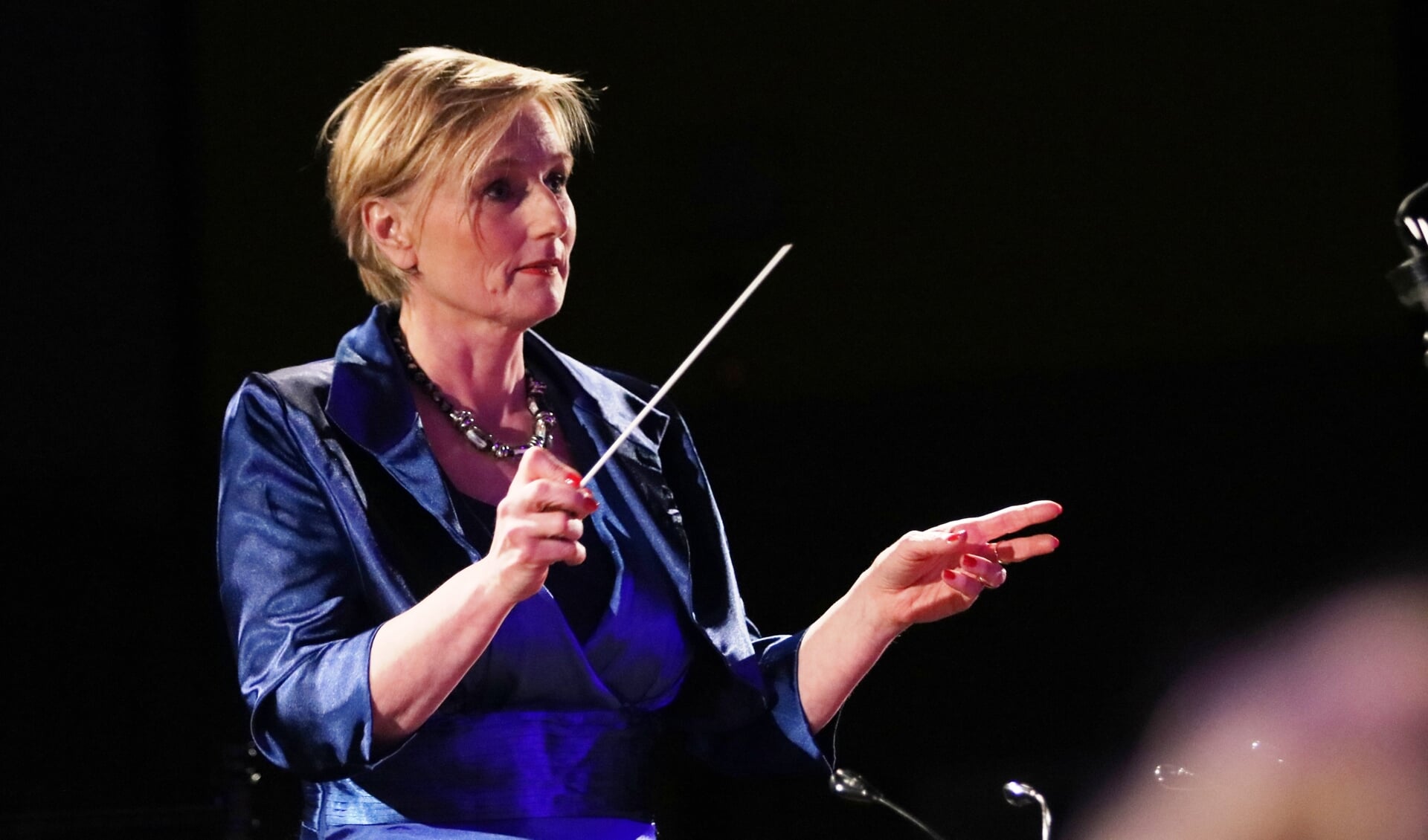 Burgemeester Marianne Besselink in actie als dirigent bij Maestro in Vorden. Foto: Rob Schmitz fotografie