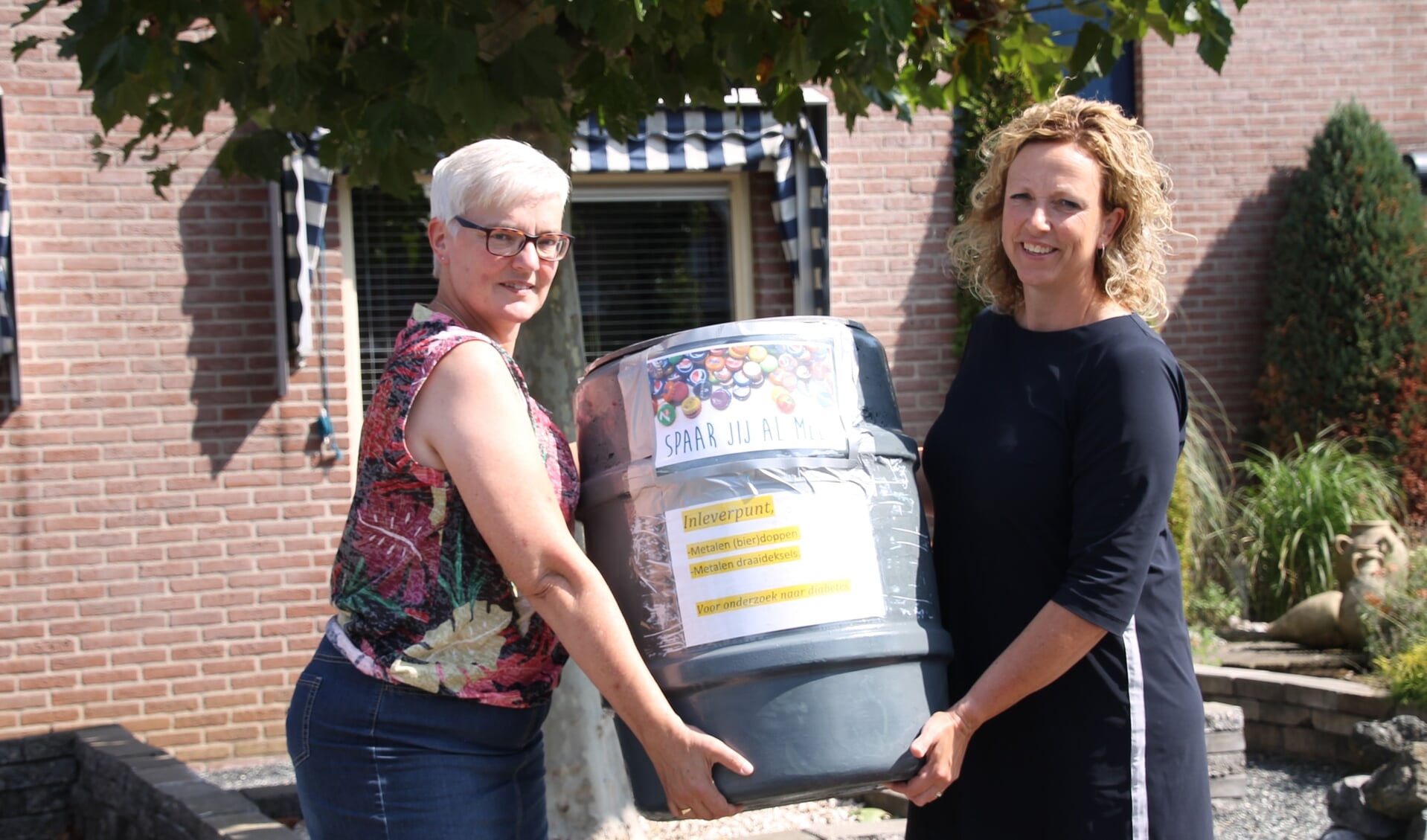 Karin Spekschoor (links) en Moniek Rouwhorst hopen dat veel mensen metalen doppen en deksel gaan sparen voor onderzoek naar diabetes. Foto: Annekée Cuppers