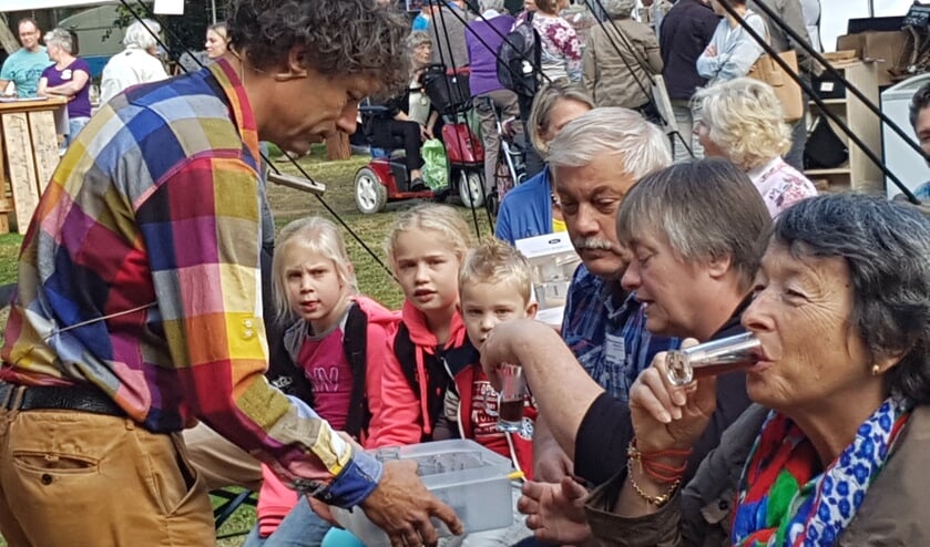Proeven van de kookkunsten op de Naoberdagen. Foto: Kyra Broshuis