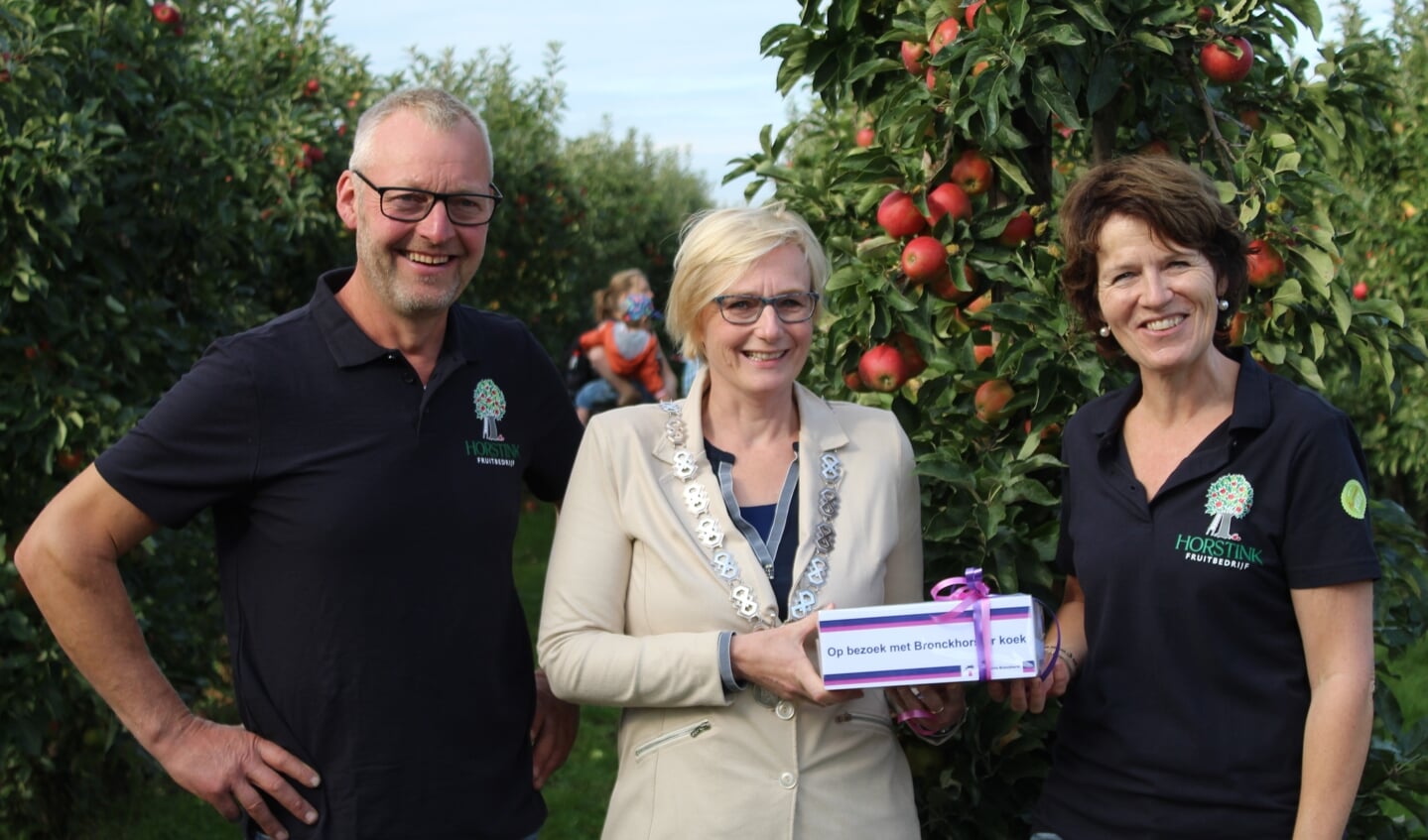 Burgemeester Marianne Besselink ging bij Tom en Monique Horstink op bezoek met Bronckhorster koek. Foto: PR