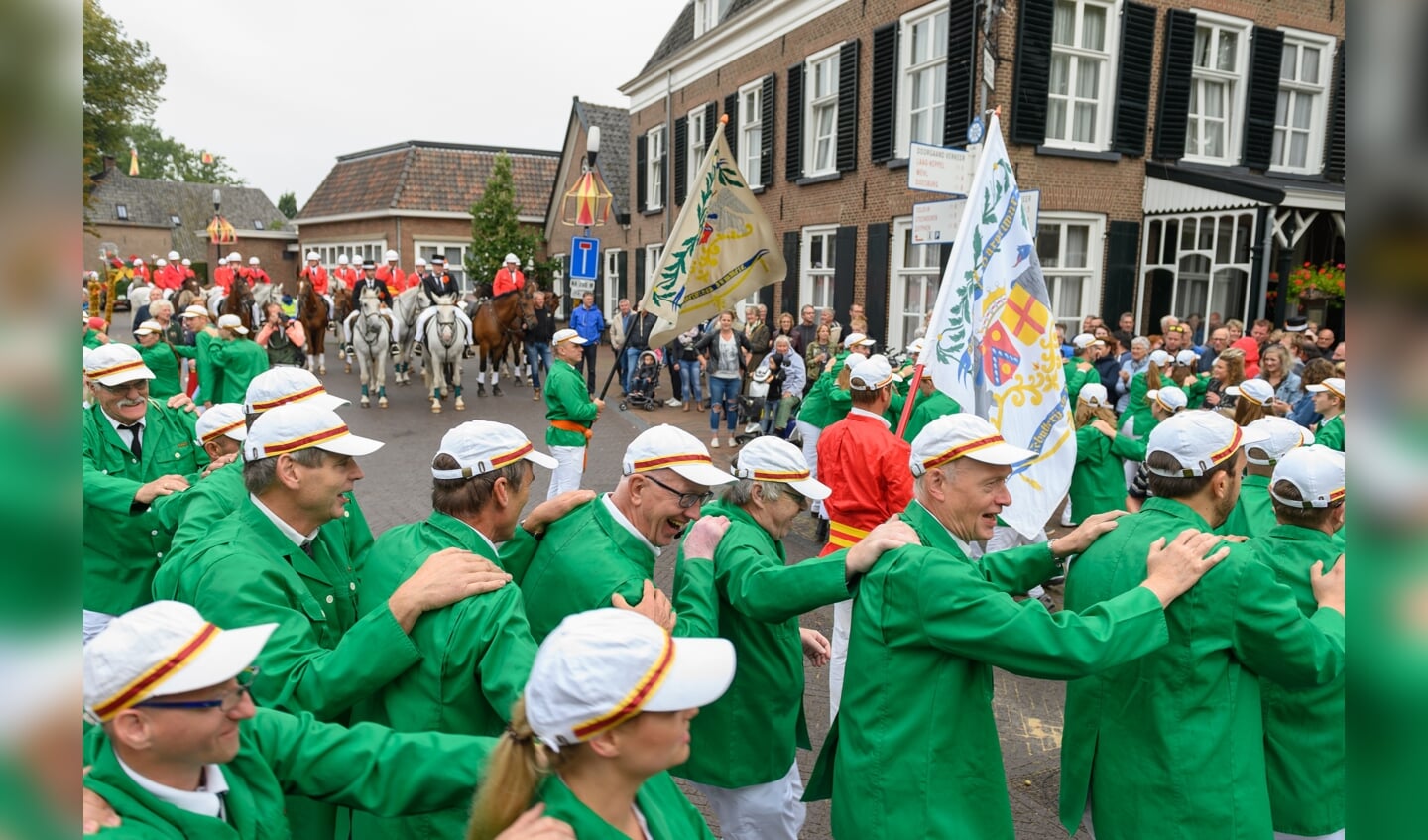 Muziekvereniging, ruiters, schutters en publiek bij de Gouden Karper tijdens het volksfeest in Hummelo. Foto: Achterhoekfoto.nl/Henk den Brok
