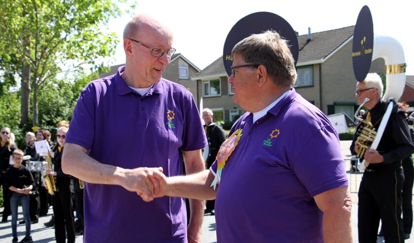 Na de jubileumeditie van Roll-Over Bronckhorst schudde Jan Visser (r.) de hand van de nu nieuwe voorzitter Henk Derksen. Foto: Achterhoekfoto.nl/Liesbeth Spaansen