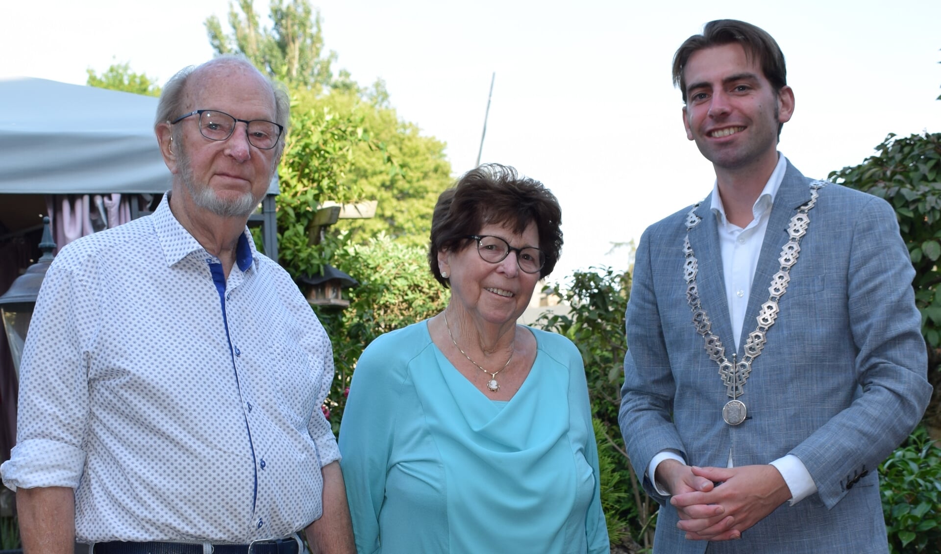 Loco-burgemeester Paul Hofman van de gemeente Bronckhorst kwam het diamanten echtpaar feliciteren. Foto: Familie Schepers.