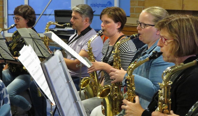 Leden van het SBOG tijdens een repetitie van 'Herfstkleuren'. Foto: Josée Gruwel