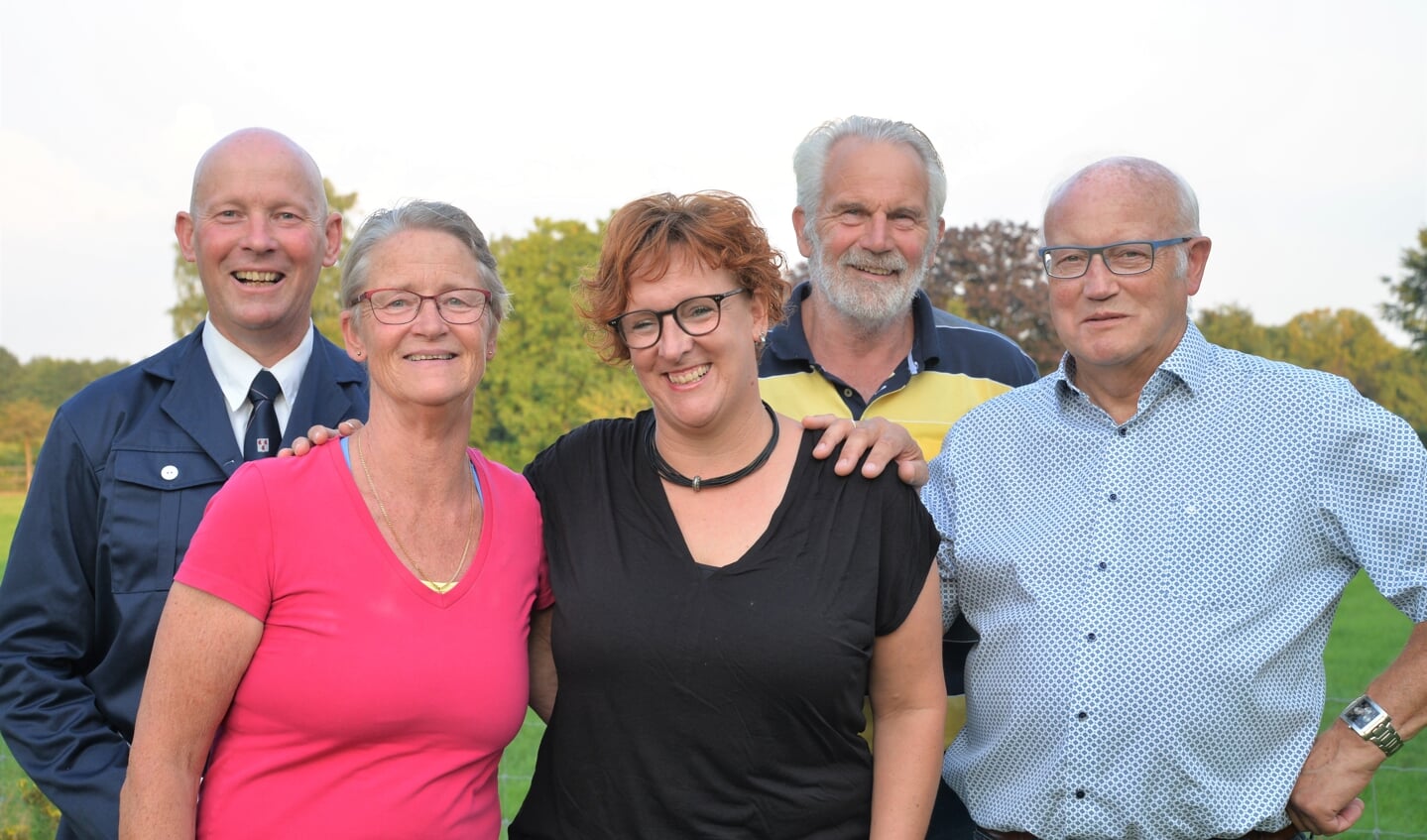 De huidige bezetting van de Stichting Hummelo en Keppel, v.l.n.r.:  Henk Greven, Paula Jolink, Heidi Nusselder, Jan Teerink en Frans Janssen. Foto: Gerrit Kempers 