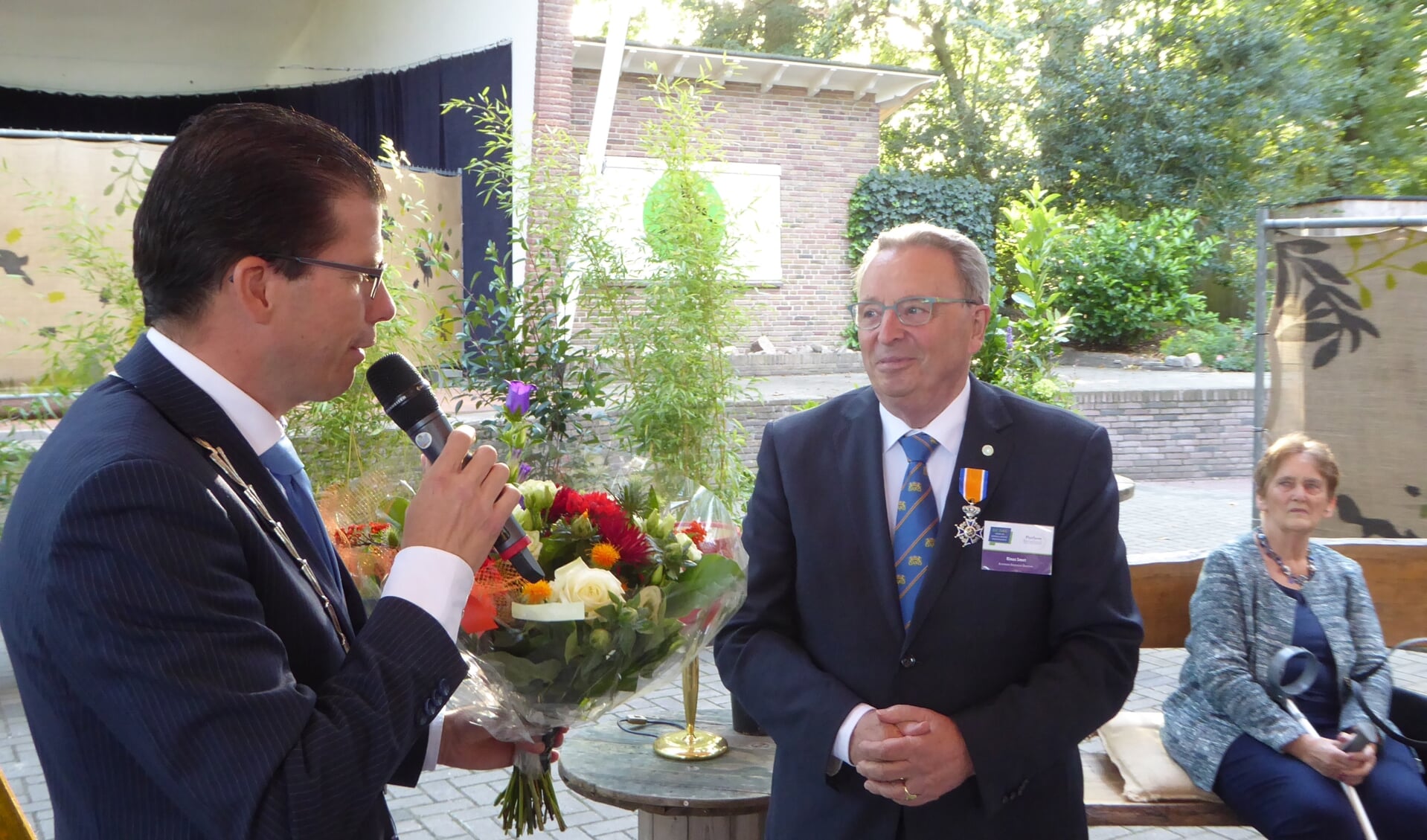 Burgemeester Joost van Oostrum feliciteert 'Ridder van De Dag' Rinus Smet. Foto: ROB Weeber