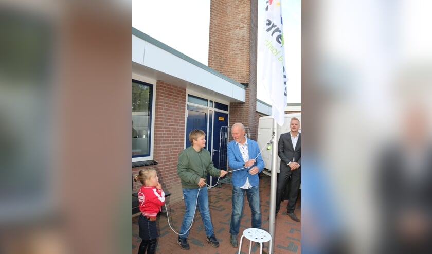 Het hijsen van de vlag. Foto: PR