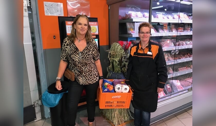 Een van de winnaars, Marjon Heemels uit Lochem (l), krijgt het boodschappenpakket overhandigd door Agnes van den Berg. Foto: PR