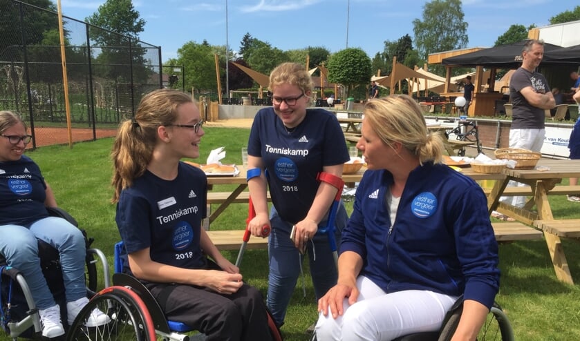 Rolstoeltennissters Smashneede met Esther Vergeer. Foto: PR