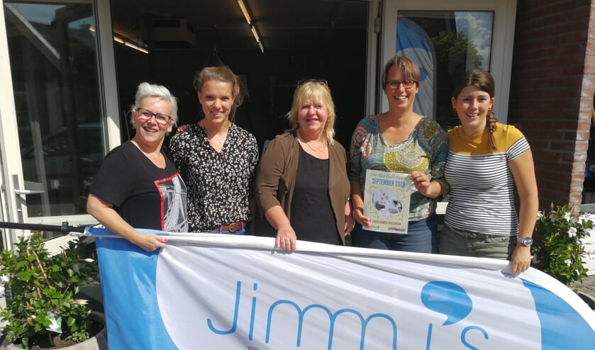 Enkele organisatoren van Doe mee Café Neede. (vlnr) Veronica Kasteel, Nienke Maas, Evelien Huijsman, Margriet van der Veer en Miranda Asbroek. Foto: Rob Weeber
