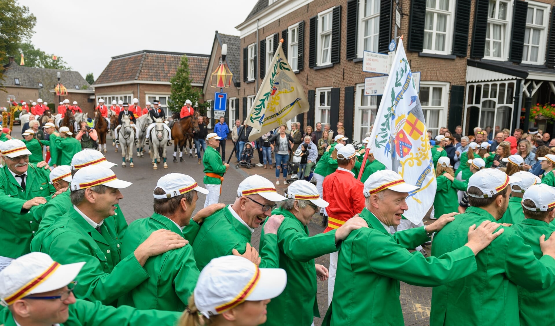Muziekvereniging, ruiters, schutters en publiek bij de Gouden Karper tijdens het volksfeest in Hummelo. Foto: Achterhoekfoto.nl/Henk den Brok