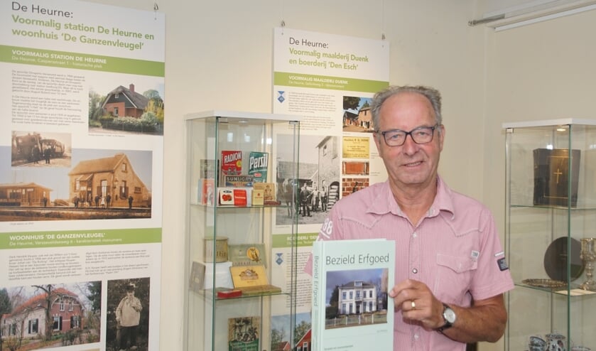 Jos Wessels met zijn boek, waarover hij op 19 september een lezing houdt in Dinxperlo. Foto: Frank Vinkenvleugel