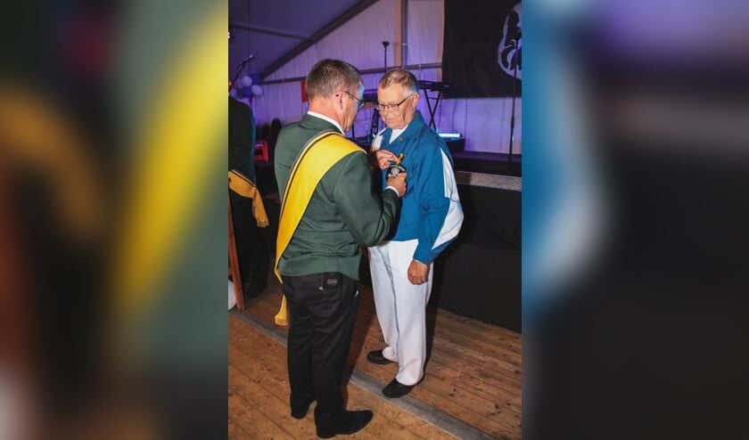Een dubbele onderscheiding voor Jan Baks. Foto: De Schanskloppers