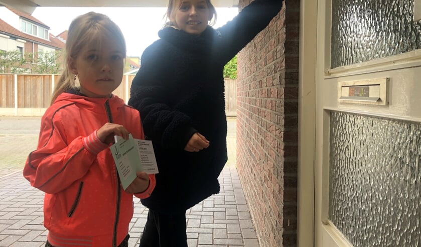 Leden van St. Caecilia komen weer langs de deuren om loten te verkopen. Foto: Emiel Berendsen