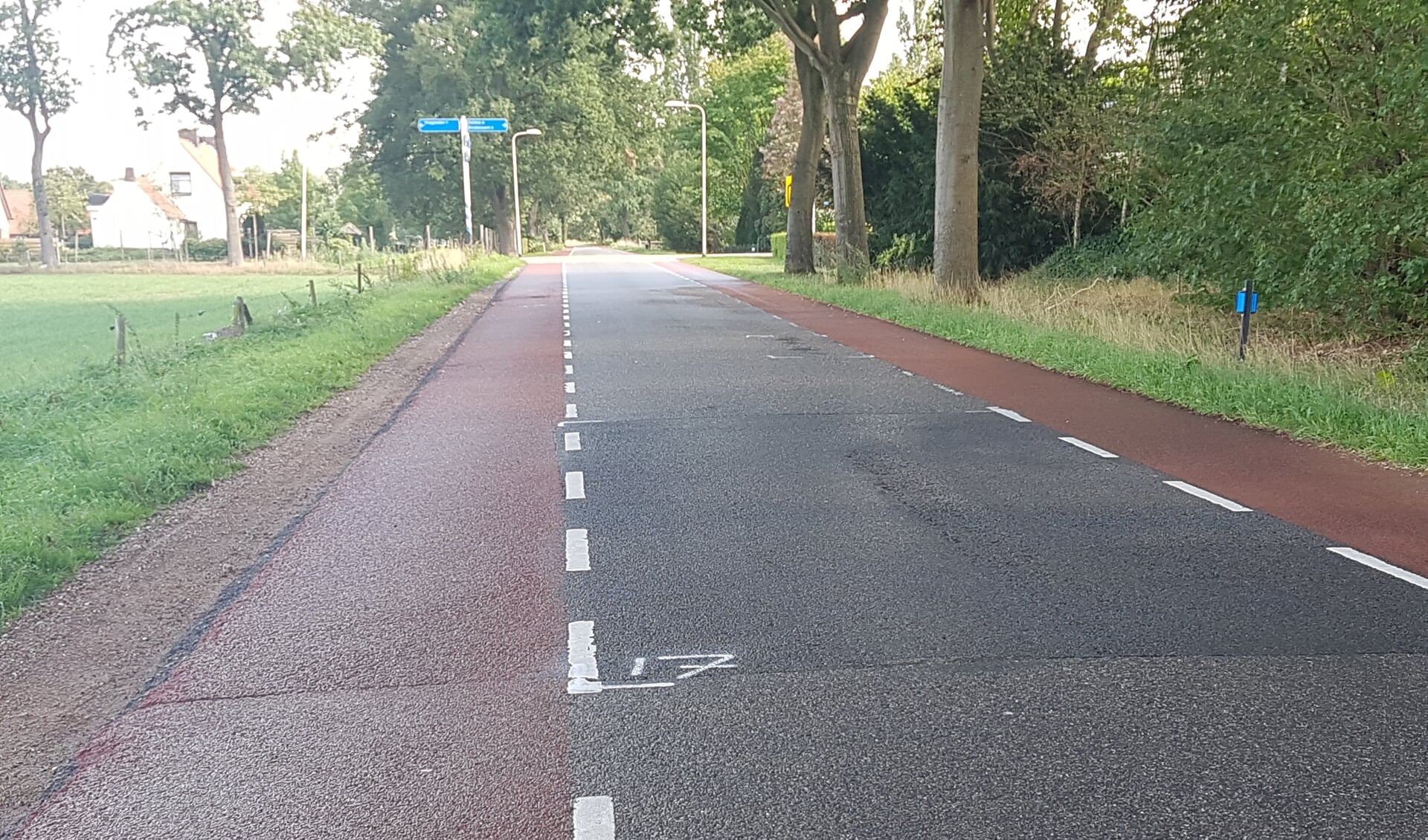 De aangegeven freesvlakken op de Oude Winterswijkseweg in Vragender duiden niet op nieuwe verkeersmaatregelen. Foto: Kyra Broshuis