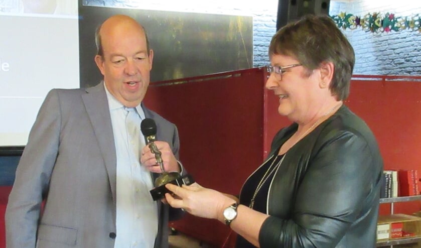 Henk Uijterwaal verblijdt Jacqueline Voordouw met de Kei. Foto: Maarten van der Horst