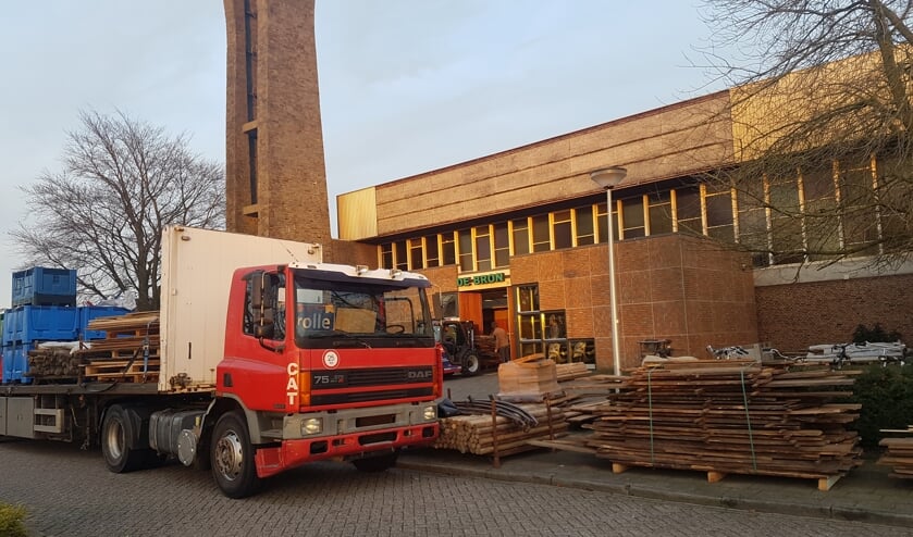 Spullen van de Slag om Grolle worden opgeslagen bij de voormalige Bron aan de Buitenschans in Groenlo. Foto: Kyra Broshuis