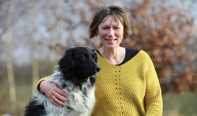 Feikje Breimer met één van haar twee honden, de Friese stabij Olle. Eigen foto