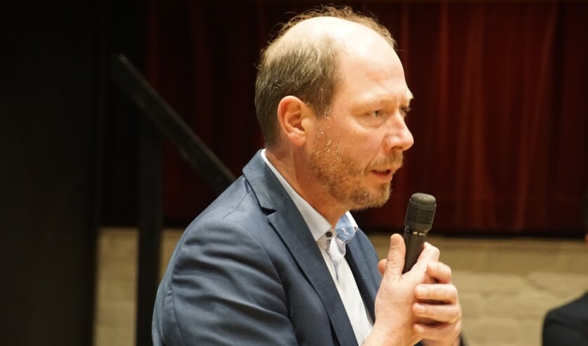 Wethouder Ted Kok tijdens de bijeenkomst over de centrumvisie Dinxperlo. Foto: Frank Vinkenvleugel