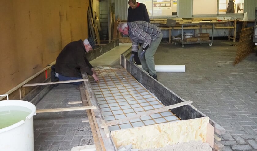 Het aanbrengen van de bewapening voor het betonnen fundament. Foto: Wilma Fransen
