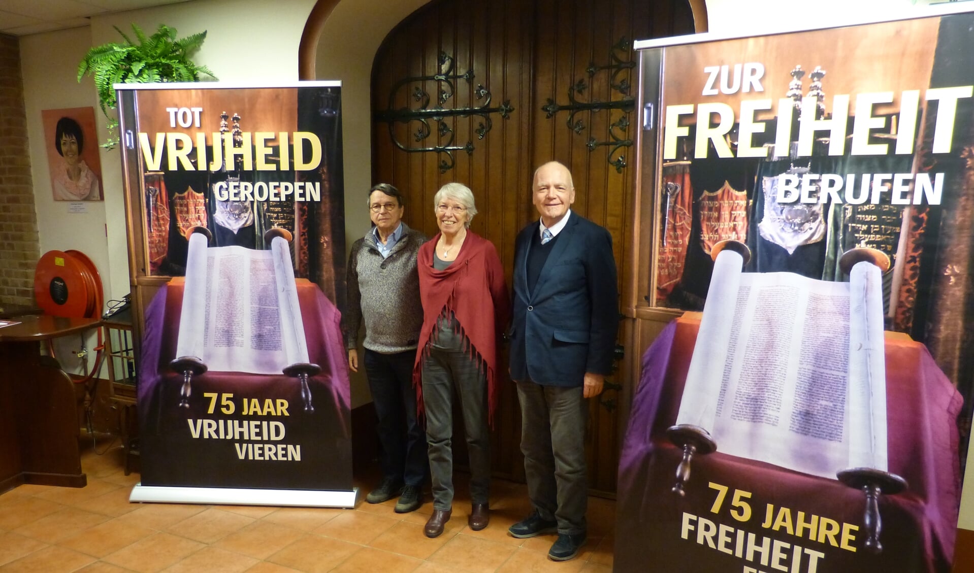Hans de Graaf, Gerda van Netten en Gerhard Wieholt naast de banners. Foto: Bernhard Harfsterkamp