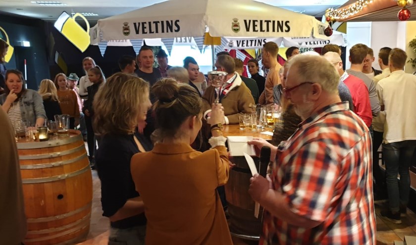 Gezelligheid tijdens het bierpulschuiven. Foto: PR
