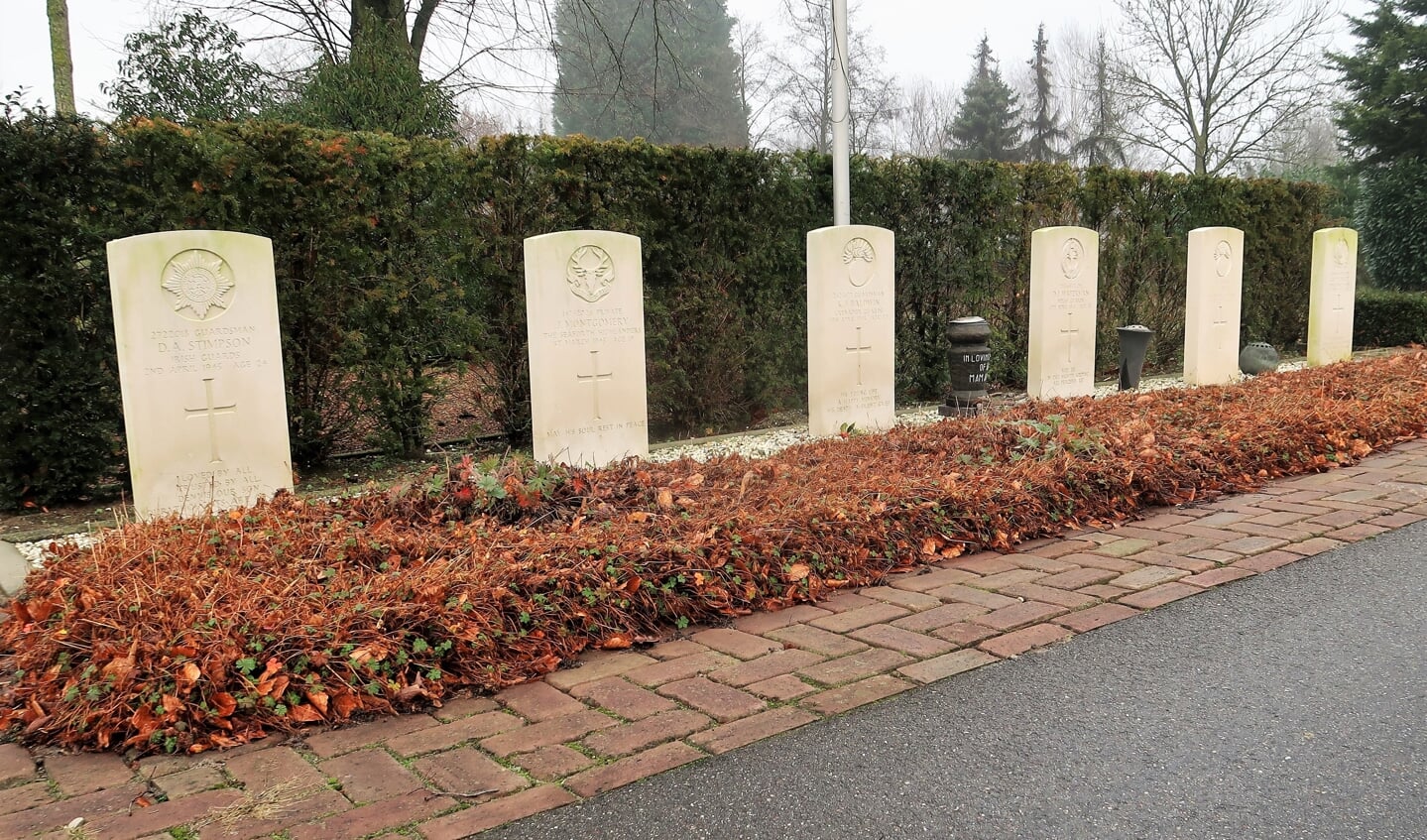 De zes geallieerde begraafplaatsen op het R.K. Kerkhof in Groenlo. Foto: Theo Huijskes