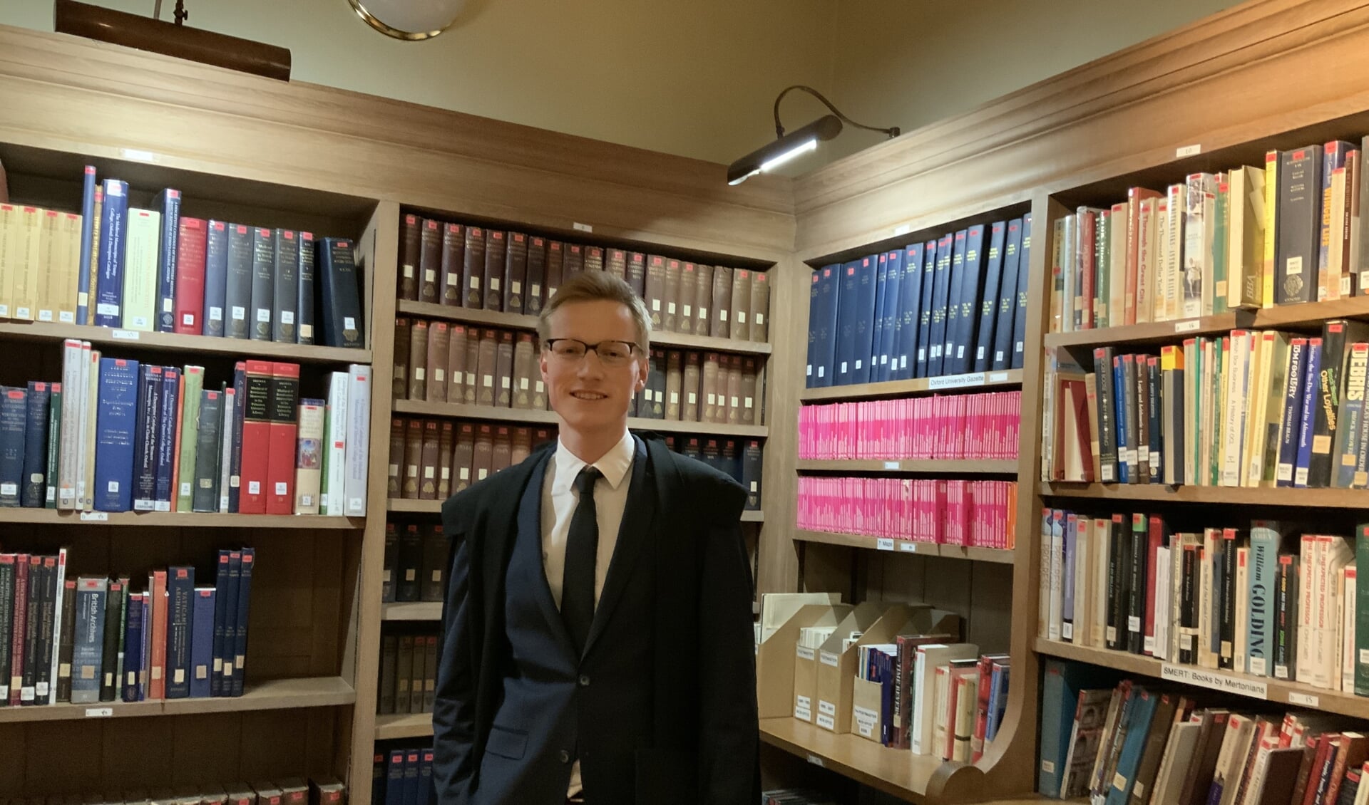 Guus na afloop van de verdediging van zijn dissertatie in de bibliotheek van het Merton College te Oxford. Foto: Jason Parisi