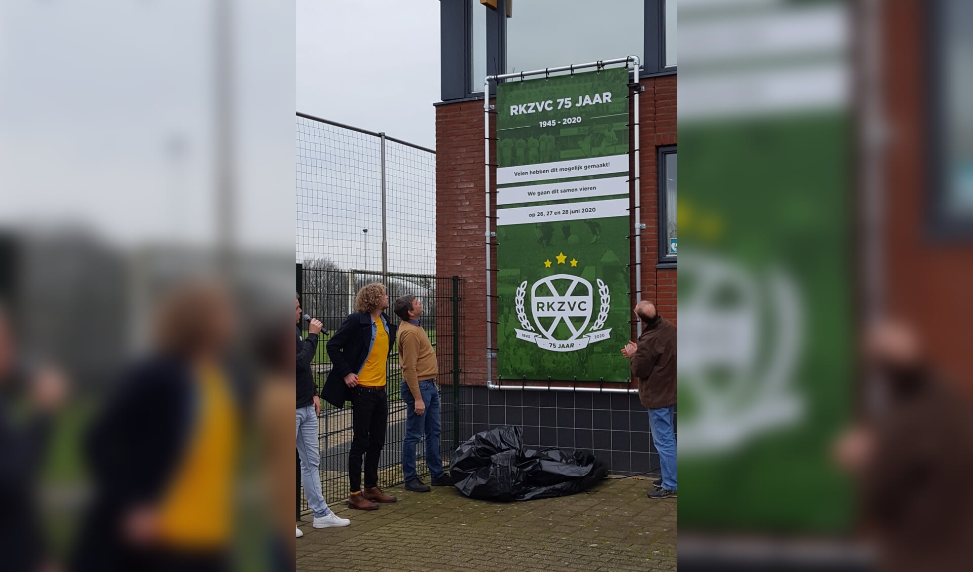 Op foto vlnr: Trots bekijken Cas Maarse, Johnny Cuppers en Dolf van 't Hooft het jubileumlogo van hun club. Foto: PR RKZVC