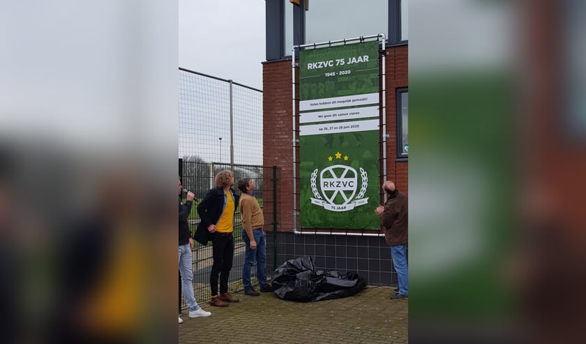 Op foto vlnr: Trots bekijken Cas Maarse, Johnny Cuppers en Dolf van 't Hooft het jubileumlogo van hun club. Foto: PR RKZVC