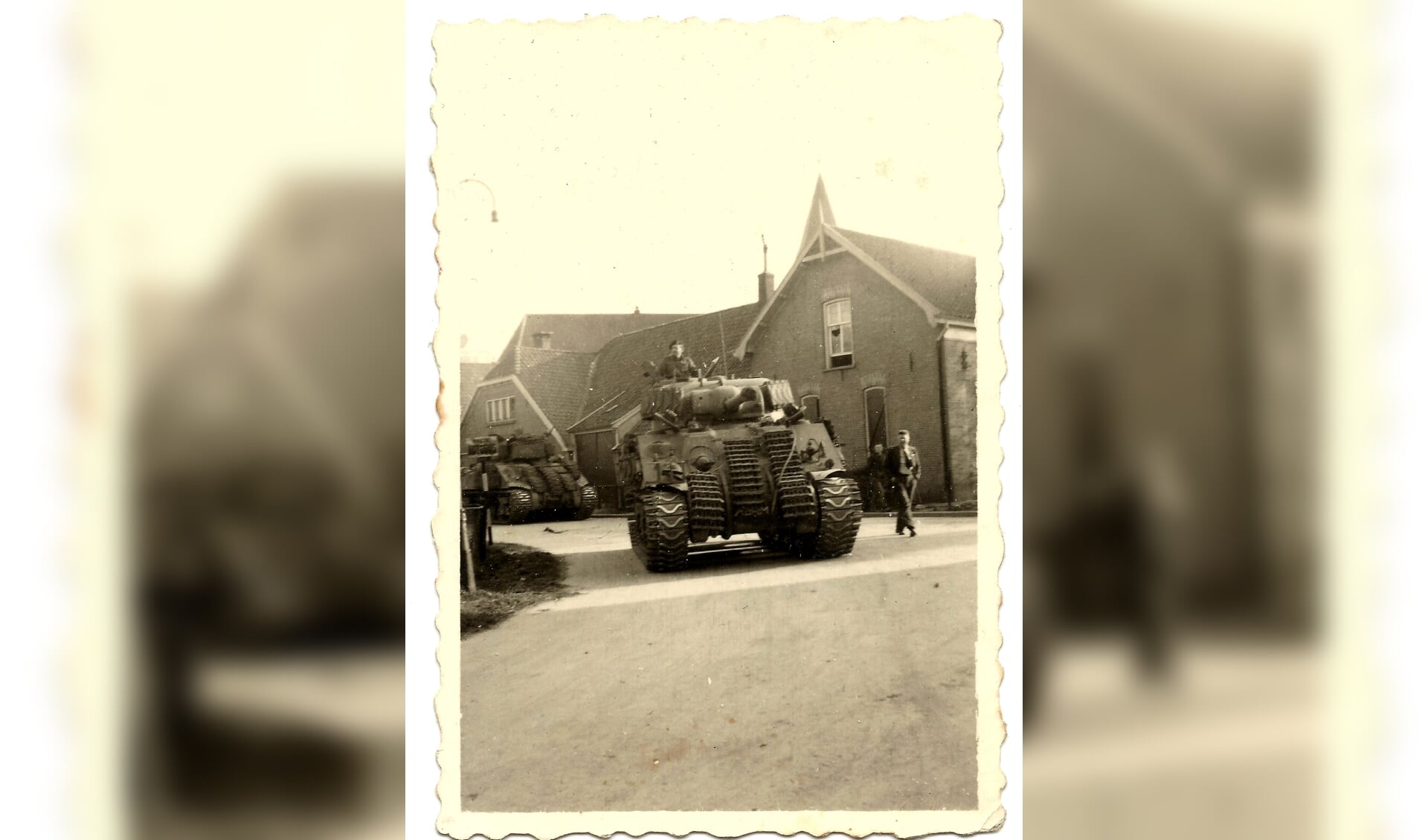 Geallieerden met tank op het kruispunt in Steenderen. Foto: Archief HVS 