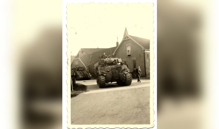 Geallieerden met tank op het kruispunt in Steenderen. Foto: Archief HVS