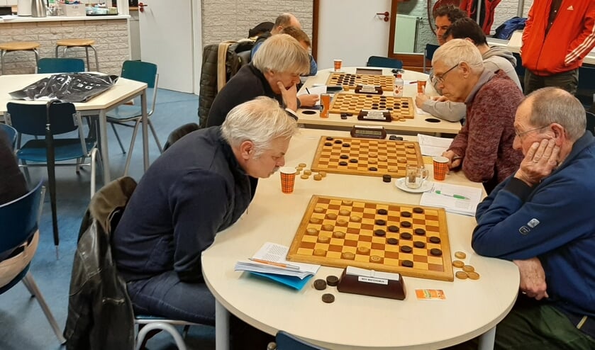 Links koploper Theo, tegen nestor Wim. Op de achtergrond wordt een winnende damcombinatie uitgehaald. Foto: PR