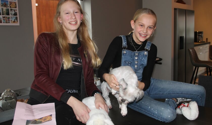Joséphine van Diest (l) en Ashley Kuijt willen iets doen voor de inwoners van Australië maar zeker ook voor gewonde dieren. Foto: Lineke Voltman