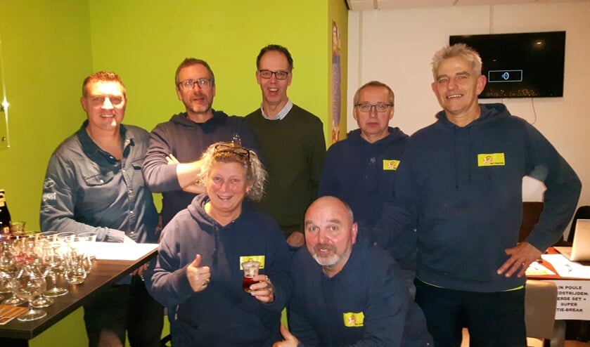 Bierproeverij bij tennisvereniging HLTC Het Elderink met Raymond Jolij, Marc Nijenhuis, Dianne Mullink, Hans Eland, Marcel Essing, Johan Derksen en Herman te Winkel. Foto: D. Wullink